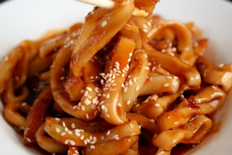 Жареные кальмары в соевом соусе с медом