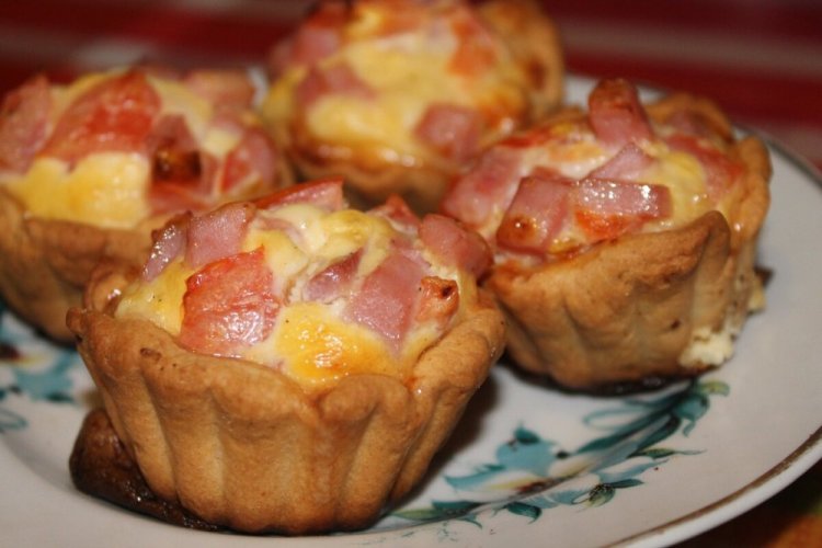 Тарталетки с колбасой в духовке