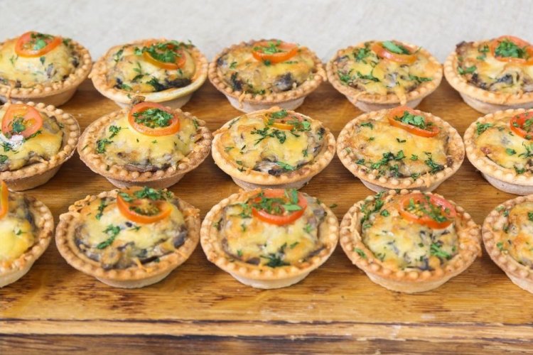 Запеченные тарталетки с шампиньонами и болгарским перцем