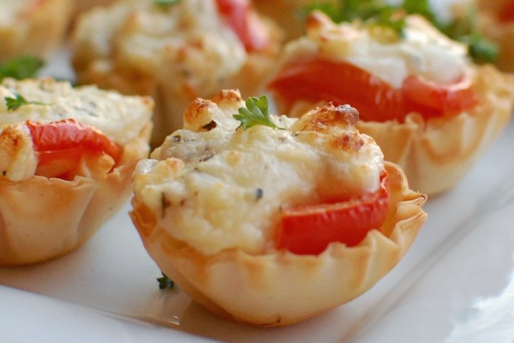 Запеченные тарталетки с курицей и помидорами