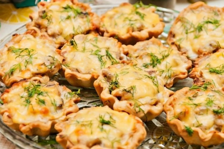 Тарталетки с курицей и грибами в духовке