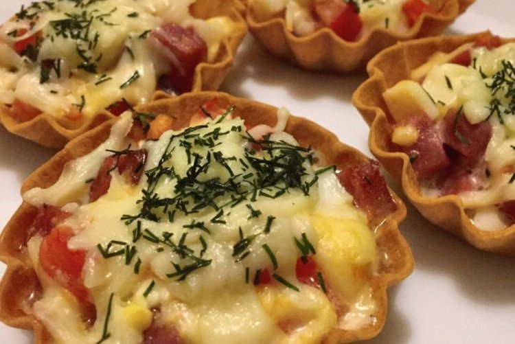 Запеченные тарталетки с ветчиной и сыром