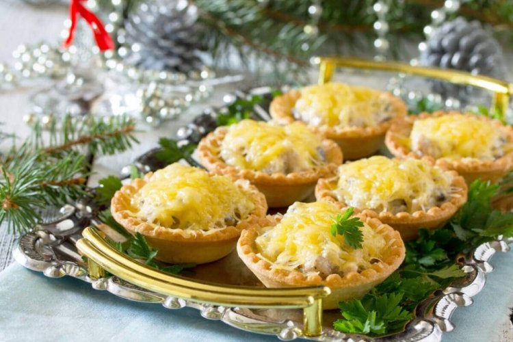 Запеченные тарталетки с курицей и ананасами