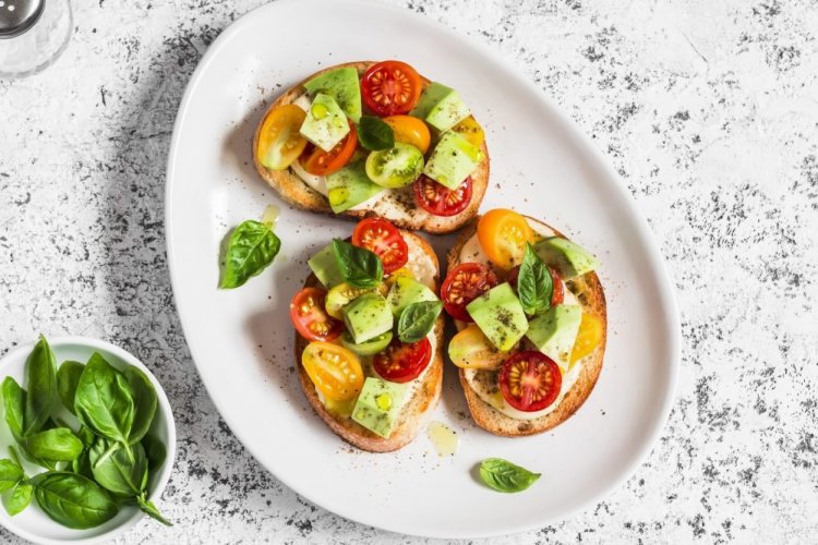 Брускетты с авокадо, рикоттой и помидорами черри