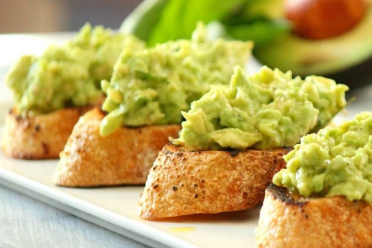 Брускетты с авокадо и твердым сыром