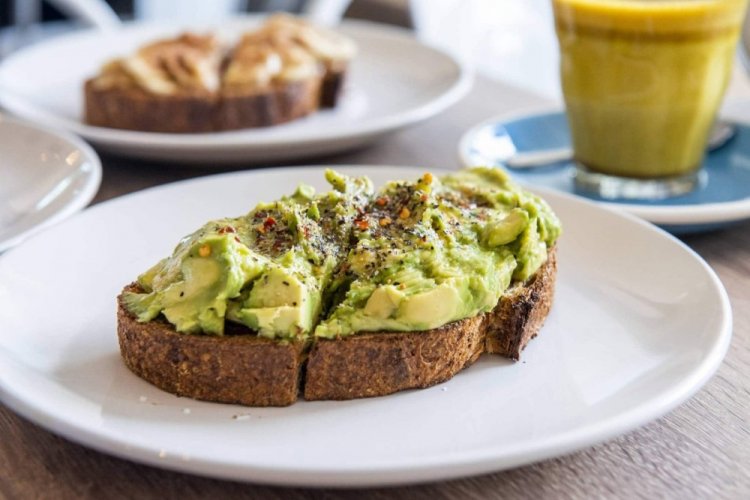 Брускетты с авокадо и горгонзолой