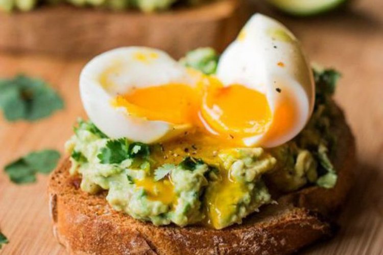 Брускетты с авокадо и перепелиными яйцами