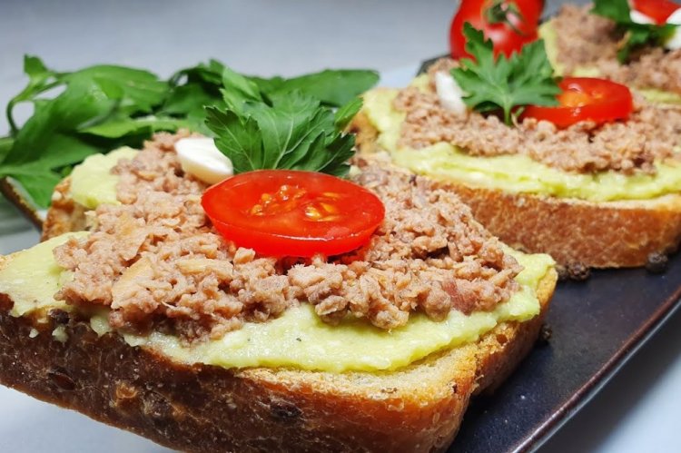 Брускетты с тунцом и авокадо