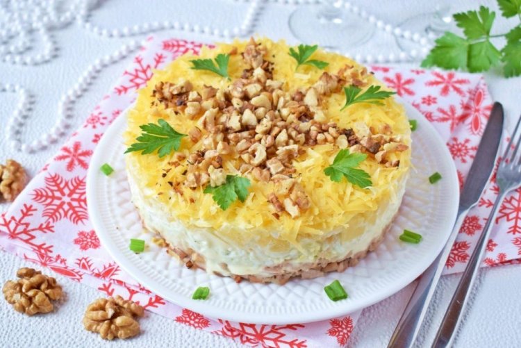 Слоеный салат с куриной грудкой и ананасом