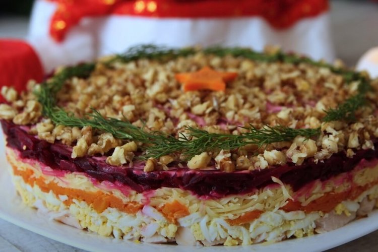 Слоеный салат с куриной грудкой, свеклой и орехами