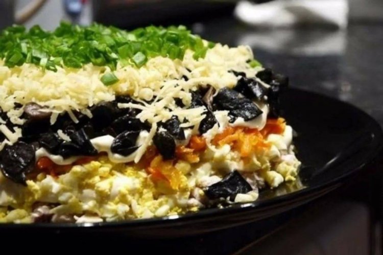 Слоеный салат с куриной грудкой и черносливом