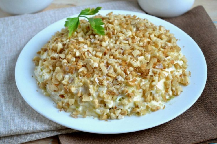 Слоеный салат с куриной грудкой, маринованными огурцами и болгарским перцем