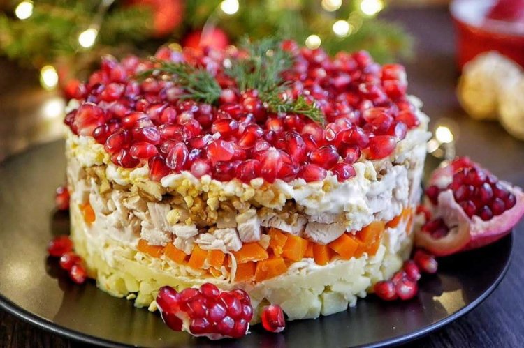 Слоеный салат с куриной грудкой и гранатом