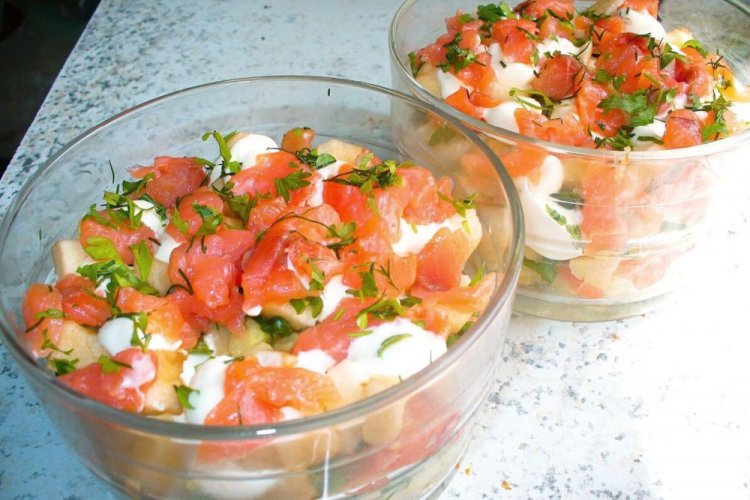 Слоеный салат с красной рыбой и овощами