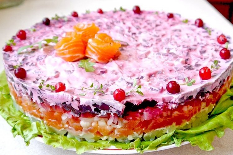 Слоеный салат с красной рыбой под шубой