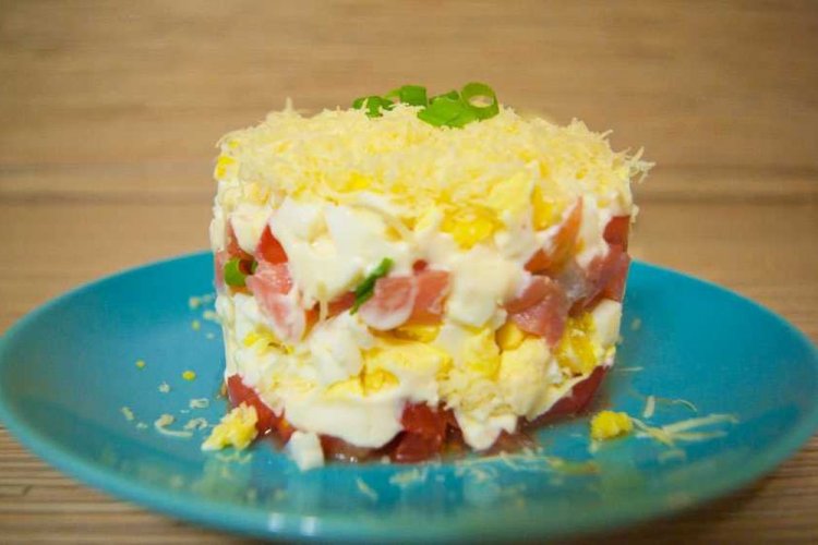 Слоеный салат с красной рыбой и помидорами