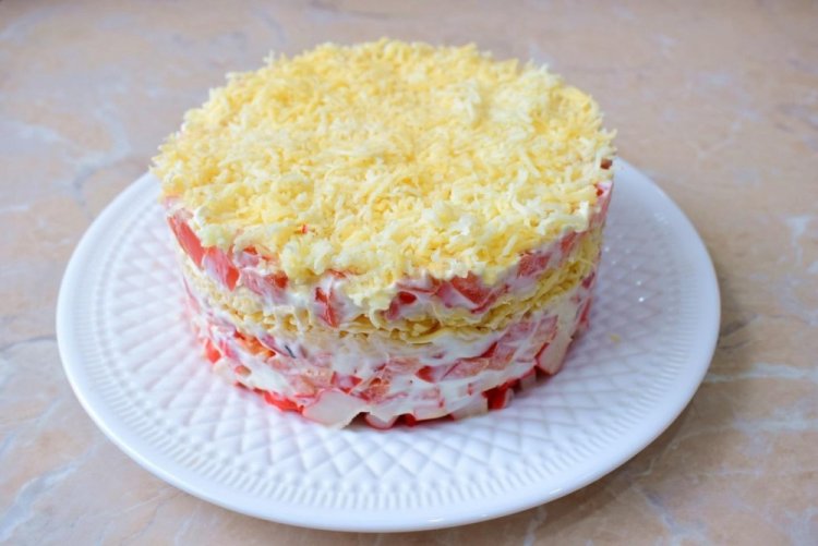 Слоеный салат с красной рыбой и крабовыми палочками