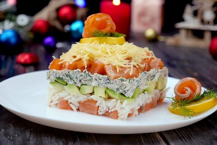 Слоеный салат с красной рыбой и авокадо