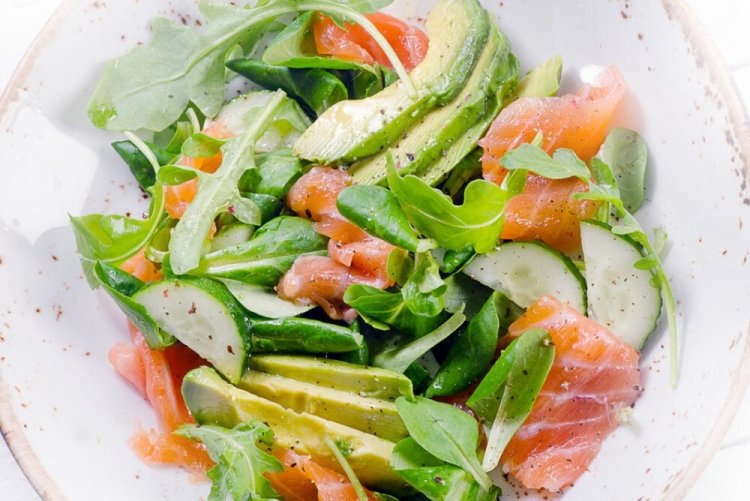 Салат с авокадо, огурцом и красной рыбой