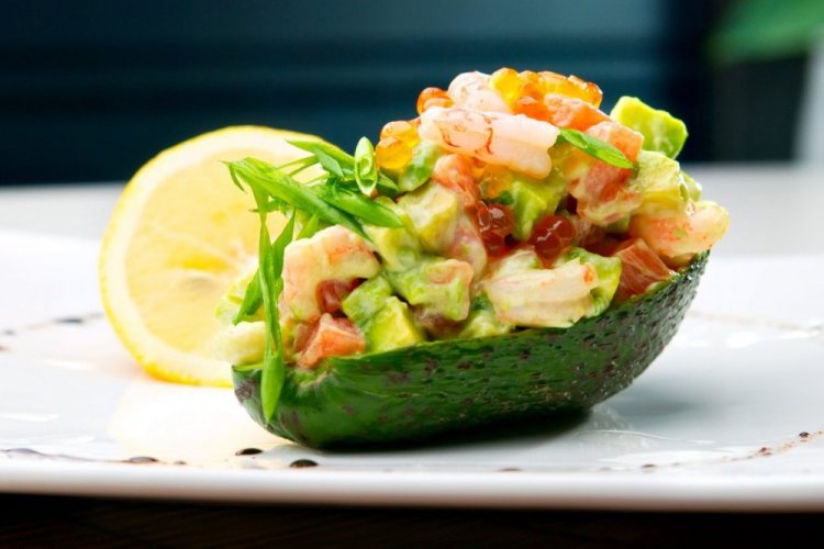 Салат с авокадо, креветками и красной рыбой