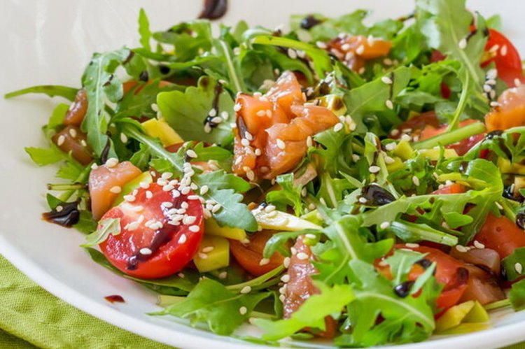 Салат с авокадо, помидорами черри и красной рыбой