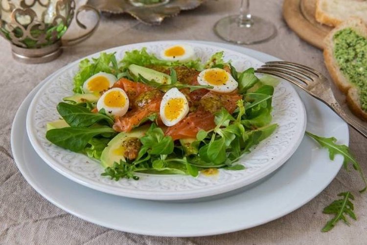 Салат с яйцами, авокадо и красной рыбой