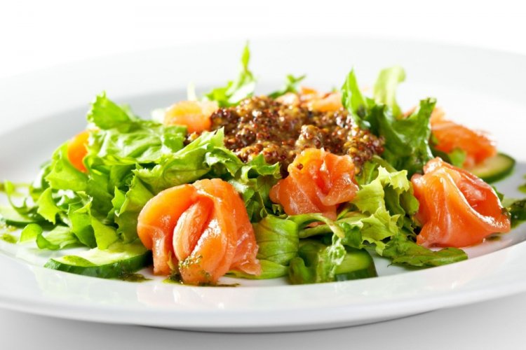 Салат с авокадо, красной рыбой и моцареллой