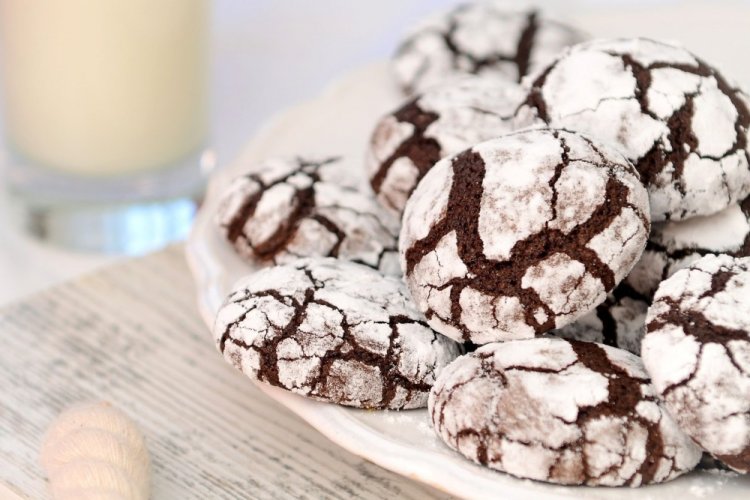 Шоколадное печенье с трещинками