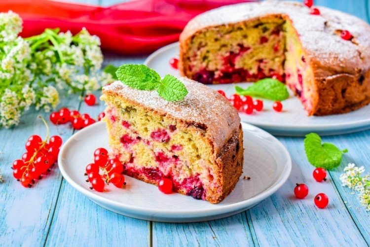 Шарлотка с ягодами