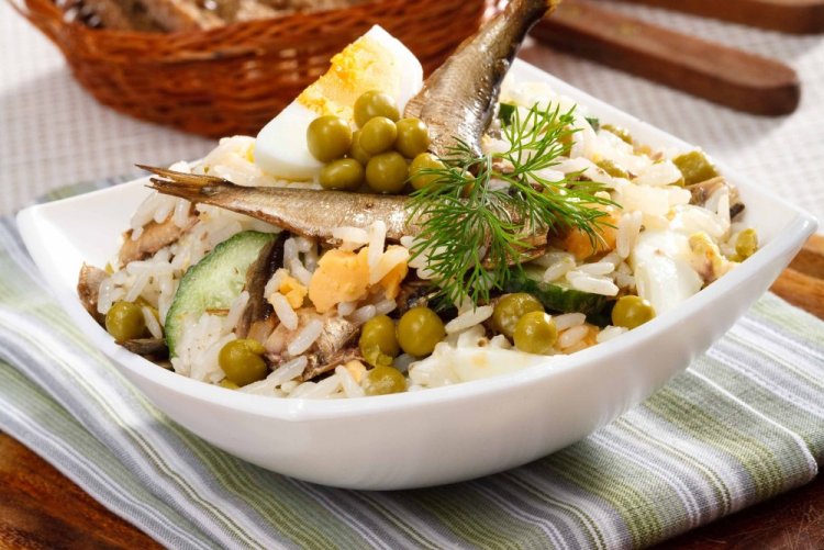 Салат со шпротами, рисом и зеленым горошком