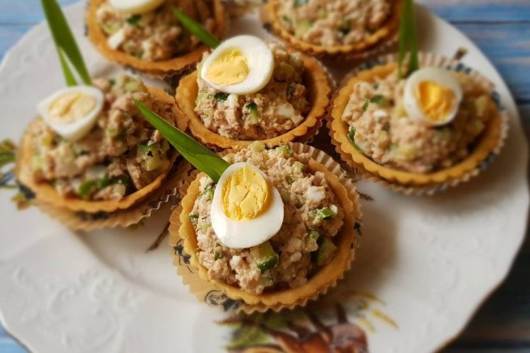 Тарталетки со шпротами и перепелиными яйцами