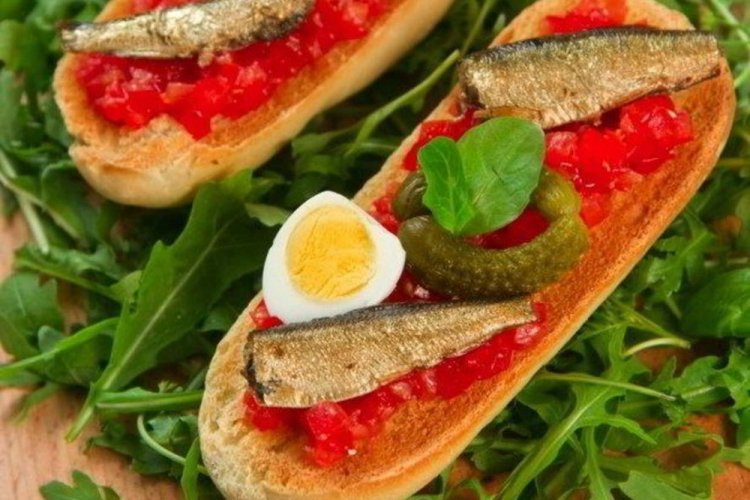 Брускетты со шпротами, помидорами и перепелиными яйцами