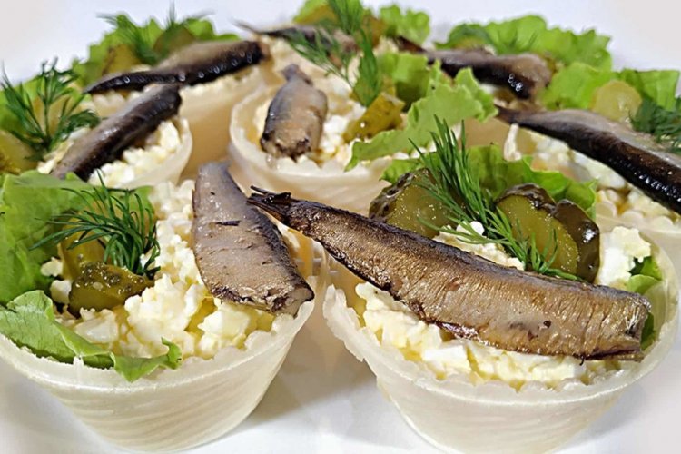 Тарталетки со шпротами и маринованными огурцами