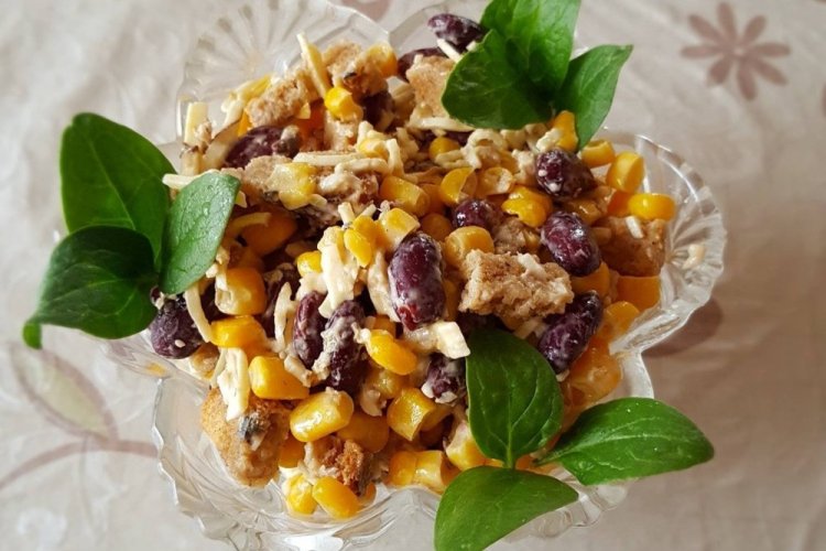 Салат со шпротами, фасолью и сухариками