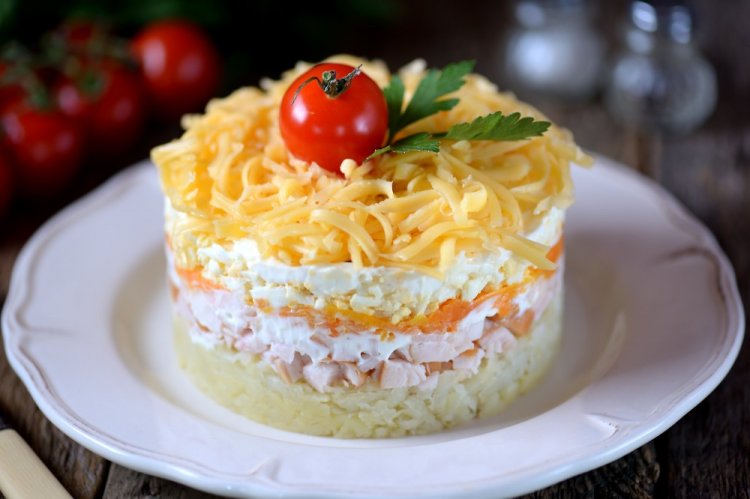 Слоеный салат с копченой курицей и морковью