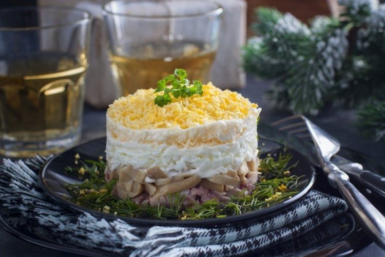 Слоеный салат с копченой курицей и маринованными грибами