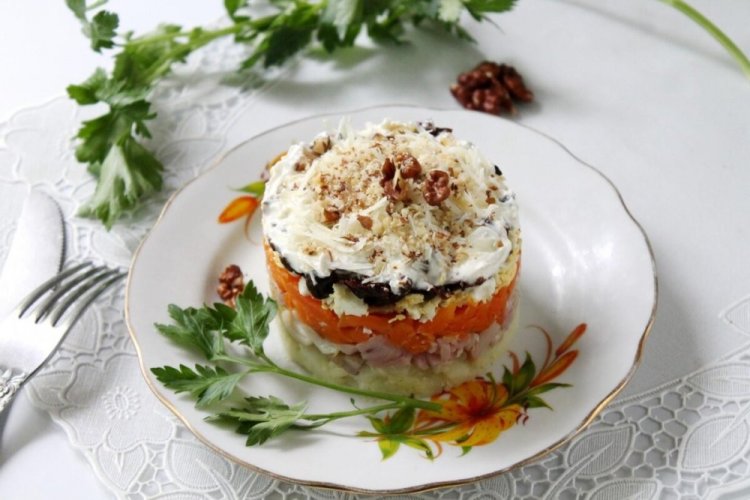 Слоеный салат с копченой курицей и черносливом