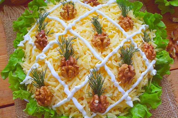 Слоеный салат с копченой курицей и ананасами