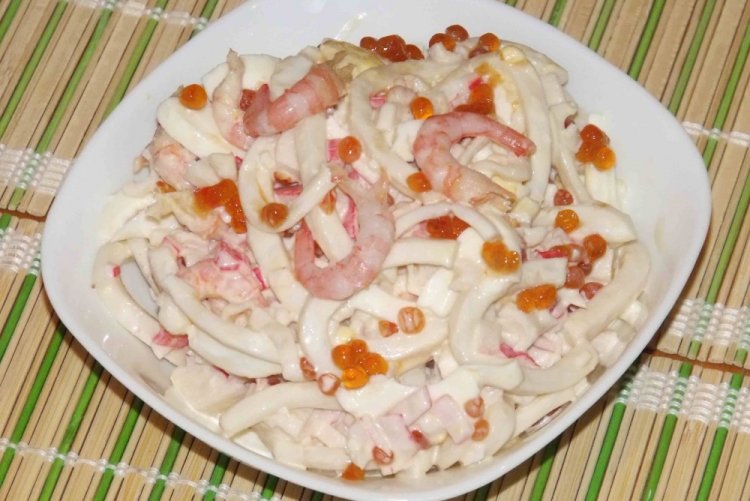 Морской салат с красной икрой