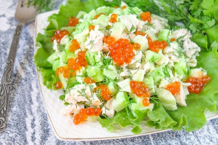 Салат с курицей и красной икрой