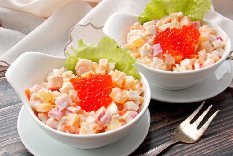 Салат с крабовыми палочками, красной икрой и сыром