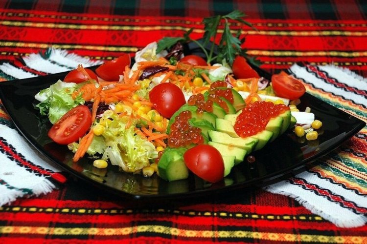 Овощной салат с красной икрой