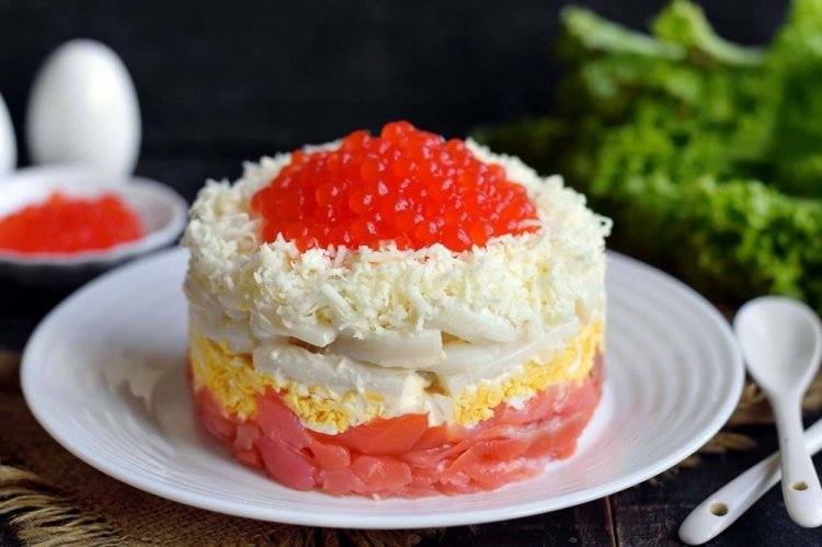 Слоеный салат с кальмарами, семгой и красной икрой