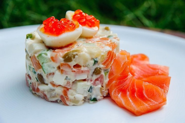 Салат с красной икрой и консервированным горошком