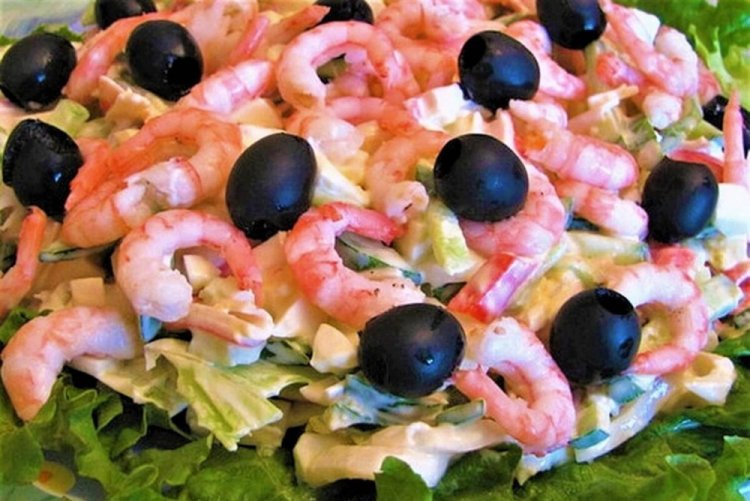 Салат с крабовыми палочками, креветками и маслинами