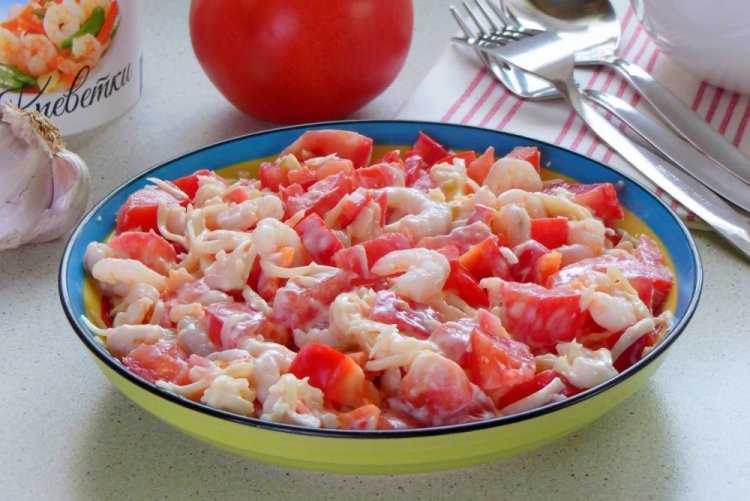 Салат с креветками, крабовыми палочками и болгарским перцем