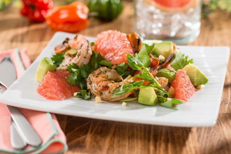 Салат с креветками, крабовыми палочками, авокадо и грейпфрутом
