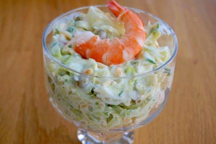 Салат с креветками, крабовыми палочками и салатом Айсберг