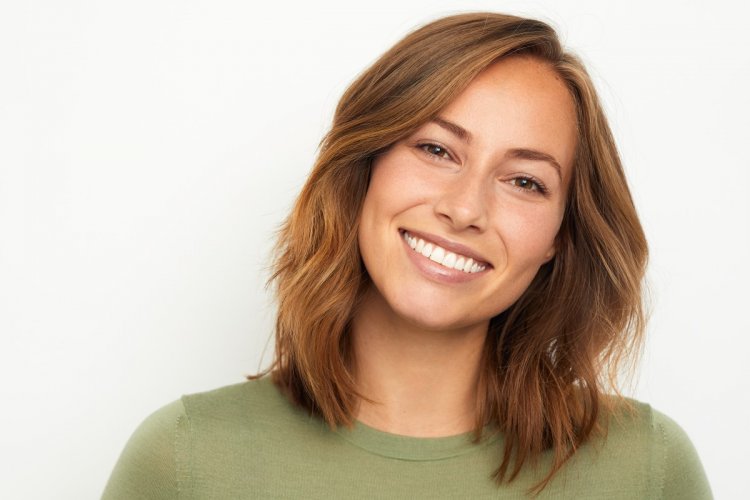 25 самых модных женских стрижек на средние волосы в 2024 году