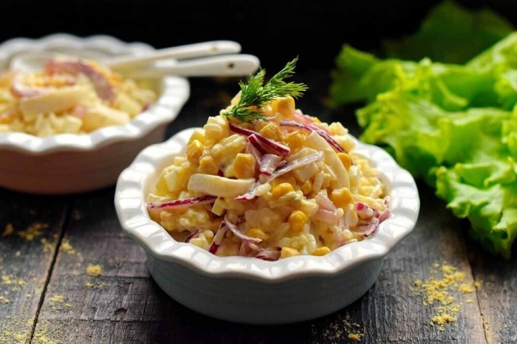 Салат с рисом и кальмарами